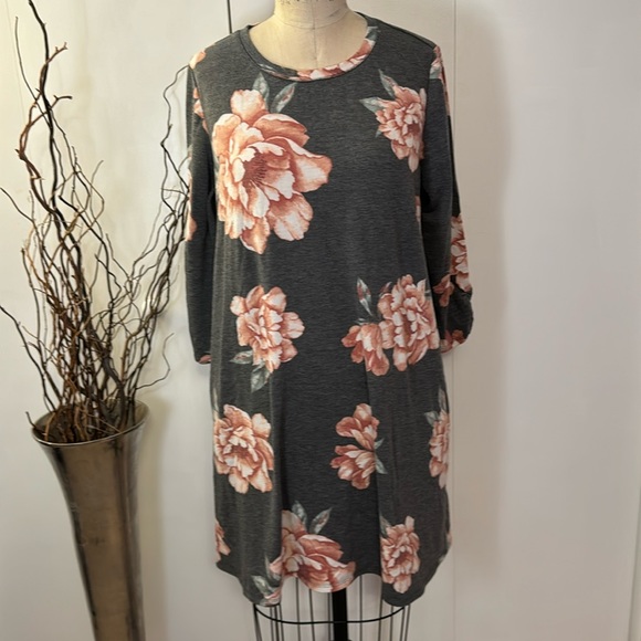 Apt. 9 Dresses & Skirts - Apt 9 3/4 sleeve midi dress grey with floral design with pockets